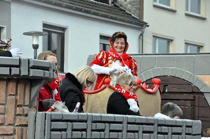 Eine strahlende Prinzessin Sabine I. mit Begleiterinnen verteilte Kamelle und genoss den Umzug in ihrer Residenzstadt. Fotos: kk