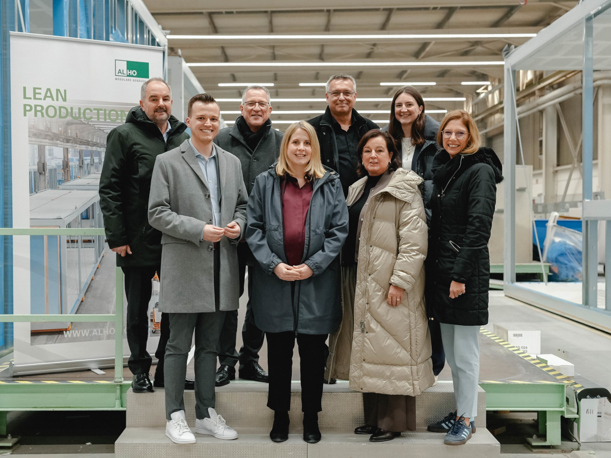Zu Besuch in der ALHO Raumfabrik: Bundesbauministerin Verena Hubertz (4. v. l.) und Landtagsabgeordnete Sabine Btzing-Lichtenthler (1. V. r.). Empfangen wurden sie von Achim Holschbach (Inhaber), Philip Schimkat (Gebietsvertriebsleiter Geschosswohnungsbau), Peter Orthen und Marko Grisse (Geschftsfhrer) sowie Silvia und Lea Matschke (Inhaberinnen). (Fotos: ALHO Unternehmensgruppe)