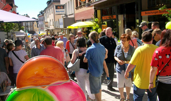 Viele Aussteller und Hndler locken am Samstag und Sonntag, 4./5. Mai, mit ihren Angeboten und kulinarischen Kstlichkeiten in die Innenstadt von Altenkirchen. (Foto: Verbandsgemeinde Altenkirchen) 