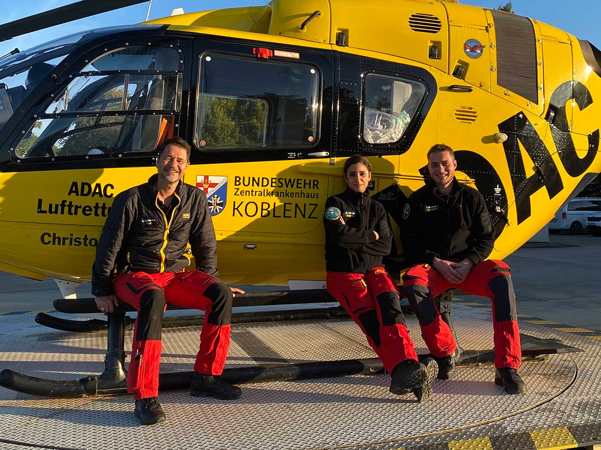 Die Koblenzer Crew blickt auf ein halbes Jahrhundert Luftrettung zurck (von links): Stationsleiter Stefan Goldmann (ADAC-Luftrettung), leitende Notrztin Dr. Chadlia Willms und Notfallsanitter Tim Blomberg (beide Bundeswehrzentralkrankenhaus). (Foto: ADAC Mittelrhein e.V.)