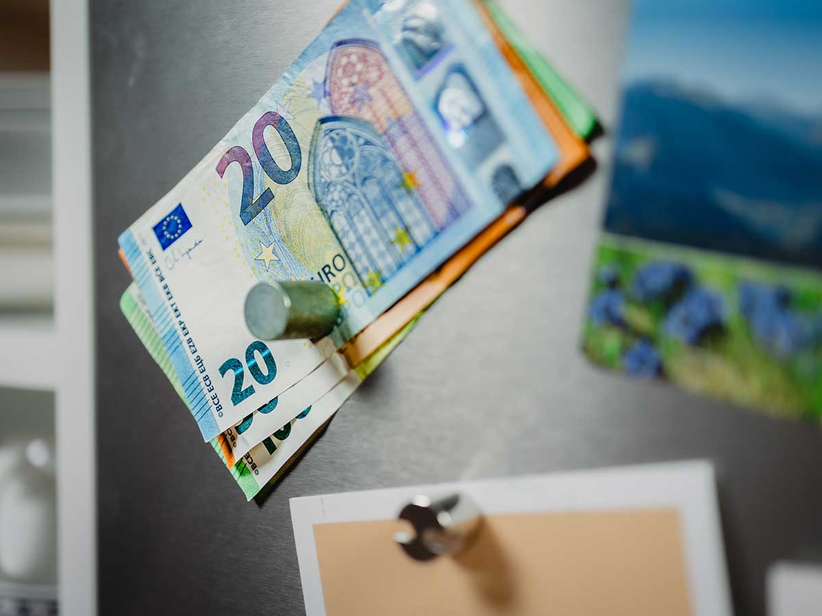 Hlt nicht nur das Geld am Khlschrank, sondern auch die Arbeiter auf dem Bau  der "Lohn-Magnet":
Deswegen fordert die IG BAU 500 Euro mehr Lohn. (Foto: IG BAU | Tobias Seifert)