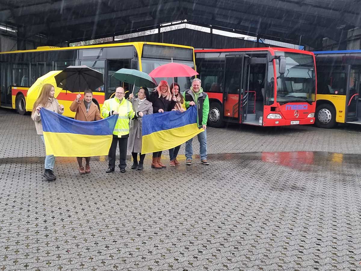 Glckliche Gesichter bei der bergabe. (Foto: Jenny Meutsch)