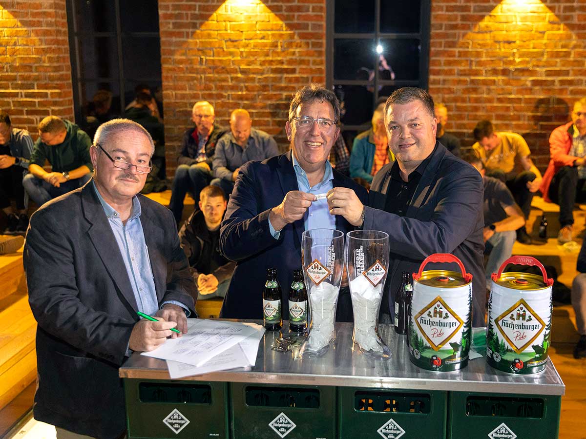 Losten gemeinsam im neuen Sudhaus die Begegnungen fr den 30. Hachenburger Pils-Cup aus: von links: Achim Hrter, Klaus Strder, Marco Schtz. (Foto: Westerwald Brauerei)