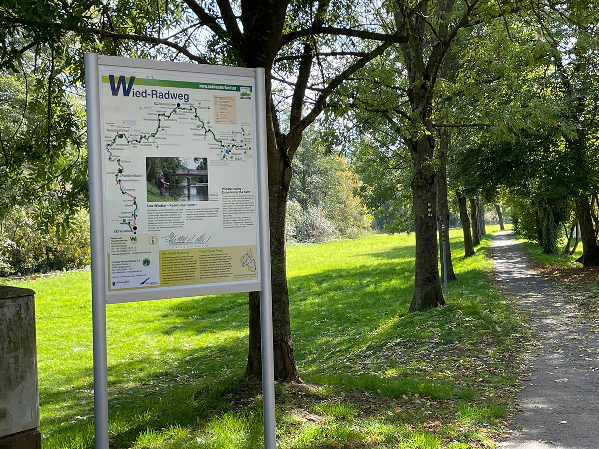 Neue touristische Infotafeln am Wied-Radweg aufgestellt 