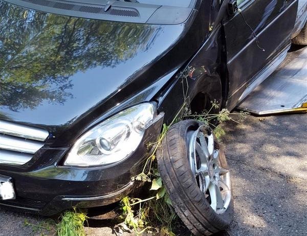 Mercedes kollidierte mit Traktor-Anhnger: Fahrerin leicht verletzt