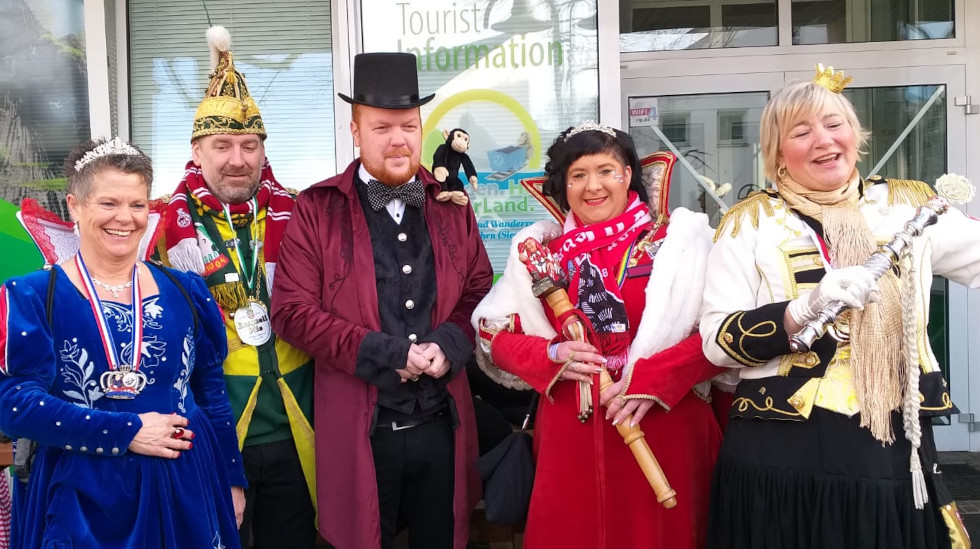 Schlüsselübergabe an die Narren: Karnevalsvereine übernehmen die Macht im Kirchener Rathaus 