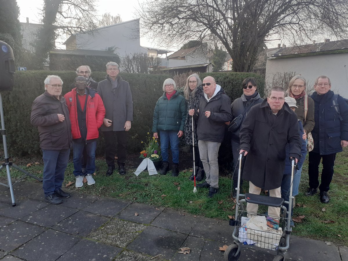 Die Amnesty International Gruppe traf sich in Neuwied zum Holocaust-Gedenktag. (Foto: Veranstalter)