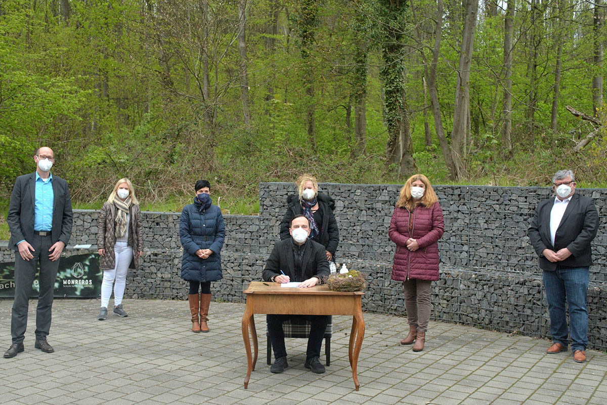 Mitte vorn: Museumsleiter Dr. Frank Moseler, von links: Michael Mahlert, Andrea Oosterdyk, die Schulleiterinnen der Grundschulen Leutesdorf, Rheinbrohl und Leubsdorf, Bettina Kliesrath, Doris Brosowski und Tanja Kock sowie als Schultrger der Brgermeister der Verbandsgemeinde Bad Hnningen, Jan Ermtraud. Foto: Kreisverwaltung