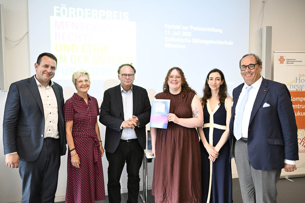 API‑Menschenrechtspreis: Bei der Preisverleihung in M�nchen (v.l.n.r.): Prof. Dr. Christoph Ell�el (Kath. Stiftungshochschule M�nchen), Prof. Dr. Constanze Giese (Kath. Stiftungshochschule M�nchen), Prof. Dr. Andreas Frewer (FAU Erlangen-N�rnberg), Celina Sander (Universit�t Siegen), Dr. Caroline Emmer De Albuquerque Green (Universit�t Oxford und Mitglied der Josef und Luise Kraft-Stiftung), Dr. Harald Mosler (Vorstand der Josef und Luise Kraft-Stiftung). Foto: API/Michael Tinnefeld