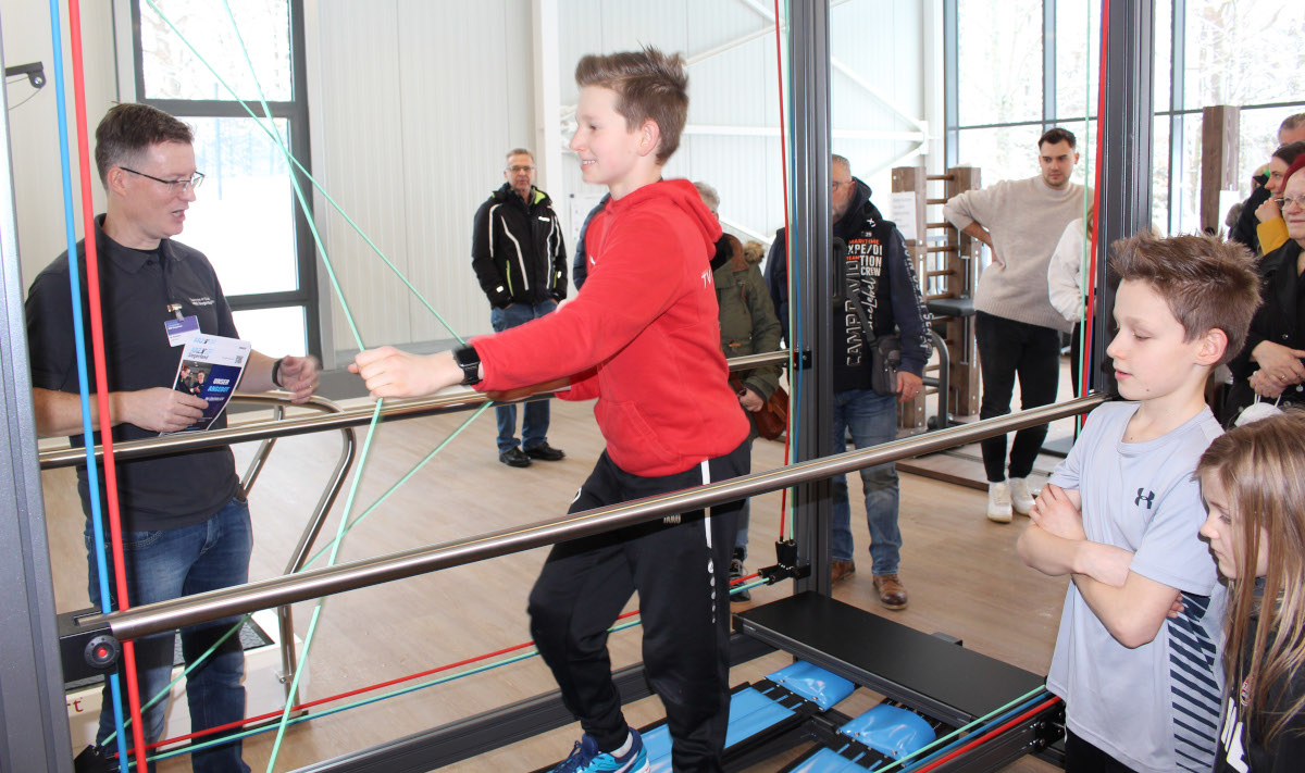 Einfach mal ausprobieren: Nicht ganz einfach waren die ersten Trainingsversuche auf dem SensoPro-Gert. 
(Foto: Diakonie in Sdwestfalen gGmbH)