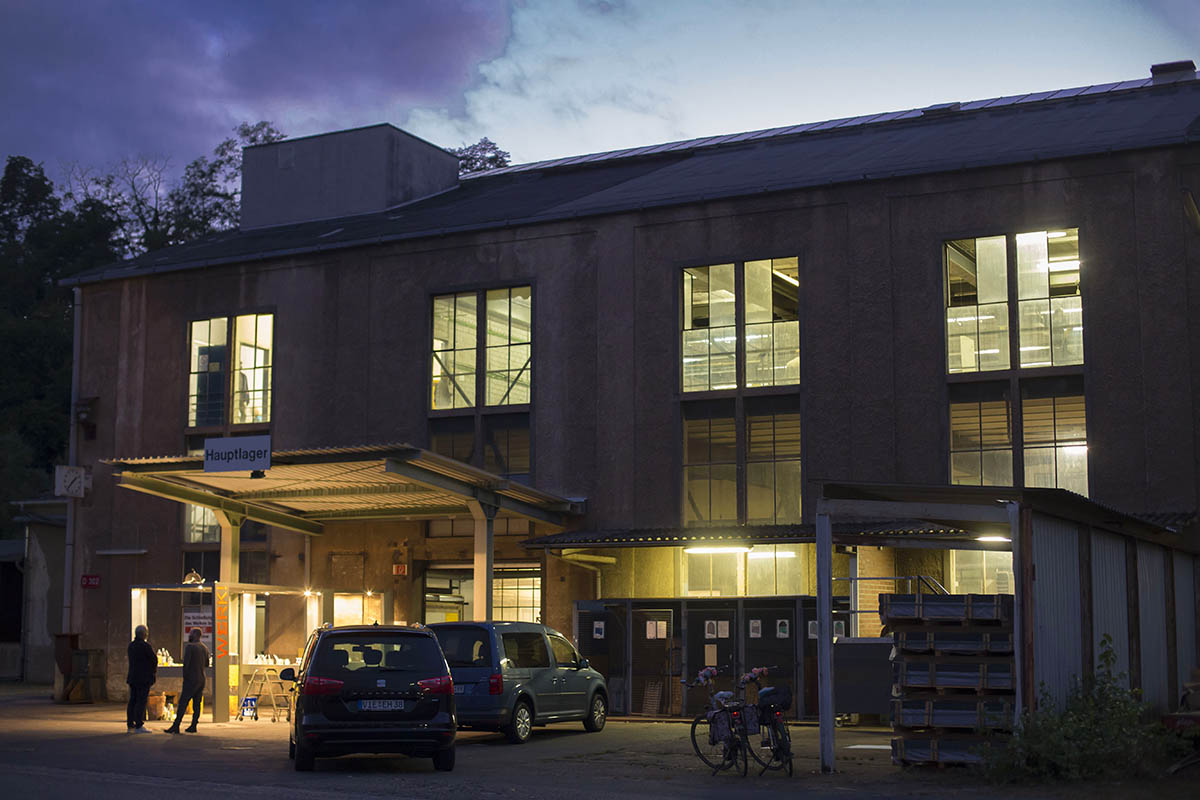 Alte Lagerhalle mit der Ausstellung "WERK!". Foto: Helmi Tischler-Venter