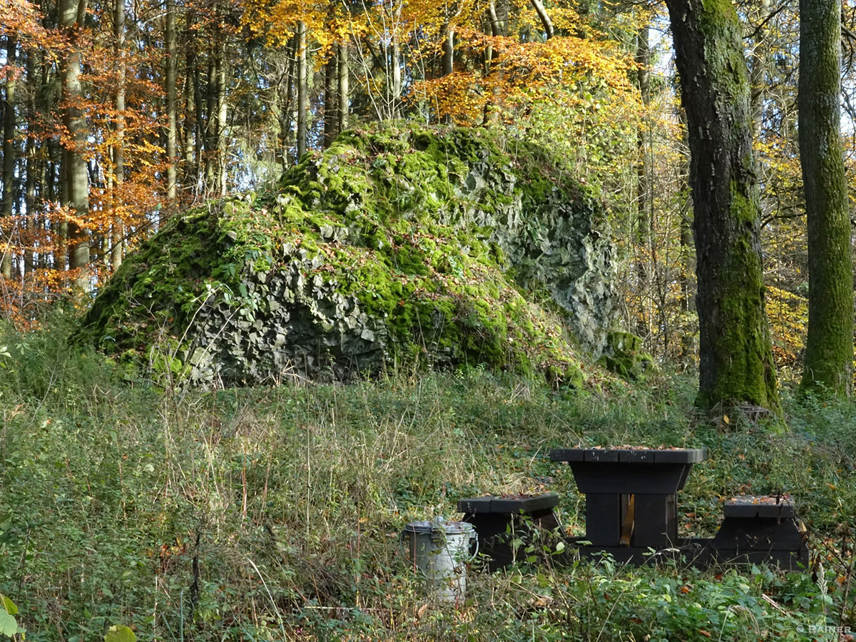 Die Weltersteine bei Lochum: Basaltisches Naturwunder und sagenumwobenes Wahrzeichen