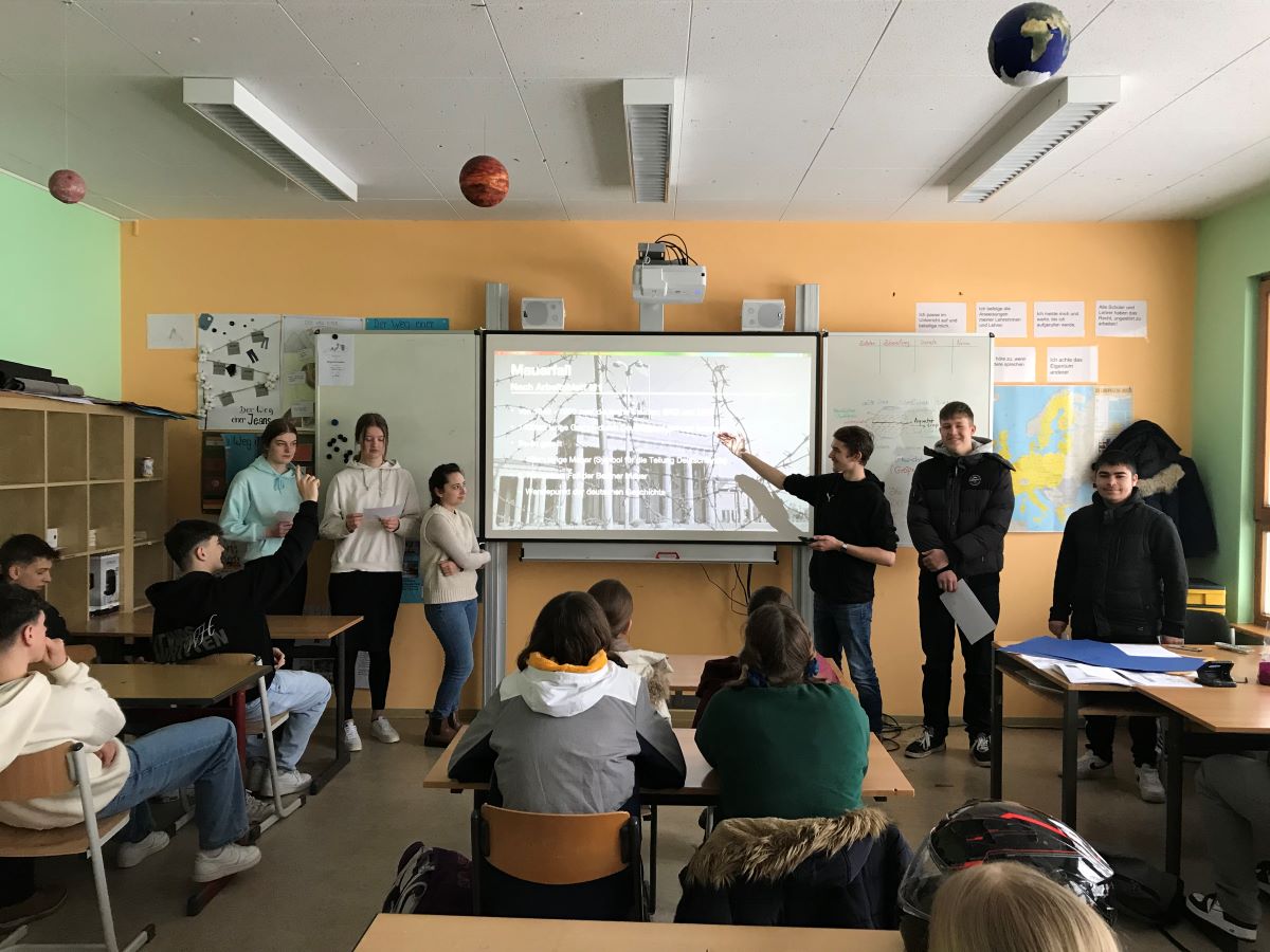 Das Foto zeigt die Klasse 10.6 whrend der Prsentation zu einem Thema aus dem Haus der Geschichte. (Foto: August-Sander-Schule)