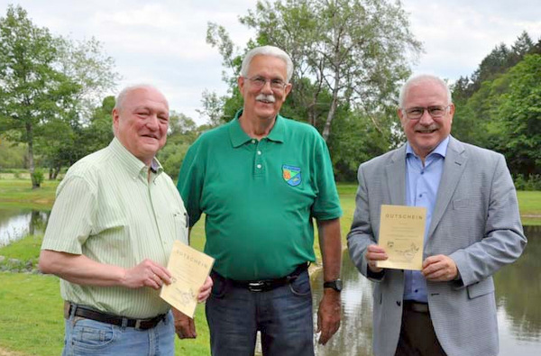 Landrat Michael Lieber (links) und Stadtbrgermeister Heijo Hfer (rechts) erhielten vom ASV-Vorsitzenden Karl-Heinz Fels Tageskarten. (Foto: kk)