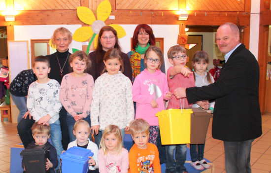 Die Kinder und Erzieherinnen der evangelischen Kindertagessttte Arche Altenkirchen bei der bergabe der kleinen Mlltonnen durch AWB-Werkleiter Werner Schumacher (rechts auen) und AWB-Mitarbeiterin Melanie Henn (hintere Reihe, rechts). (Foto: privat) 