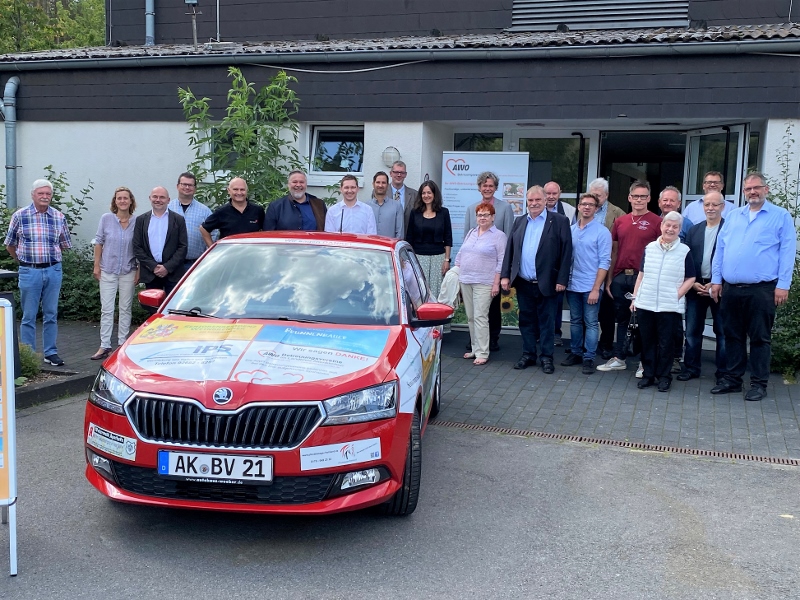 Zur bergabe des neuen Sozialmobils hatten die Betreuungsvereine der AWO im Landkreis Altenkirchen die 38 Sponsoren nach Neitersen an die Wiedhalle eingeladen. (Foto: AWO) 