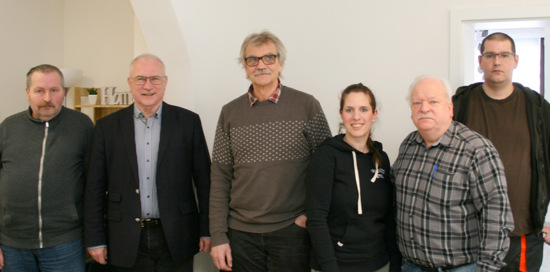 Die Wohngruppe Haus Elkenroth wurde erst krzlich offiziell ihrer Bestimmung bergeben. Hier trafen sich (von links) Gnther Hippmann (Bewohner), Heijo Hfer (MdL), Jrgen Borniger (Geschftsfhrer), Angelina Nickel-Fiehberg (Wohngruppenbetreuerin), Guido Bender (Einrichtungsleiter) und Thomas Nikolay (Bewohnersprecher). (Foto: AWO)