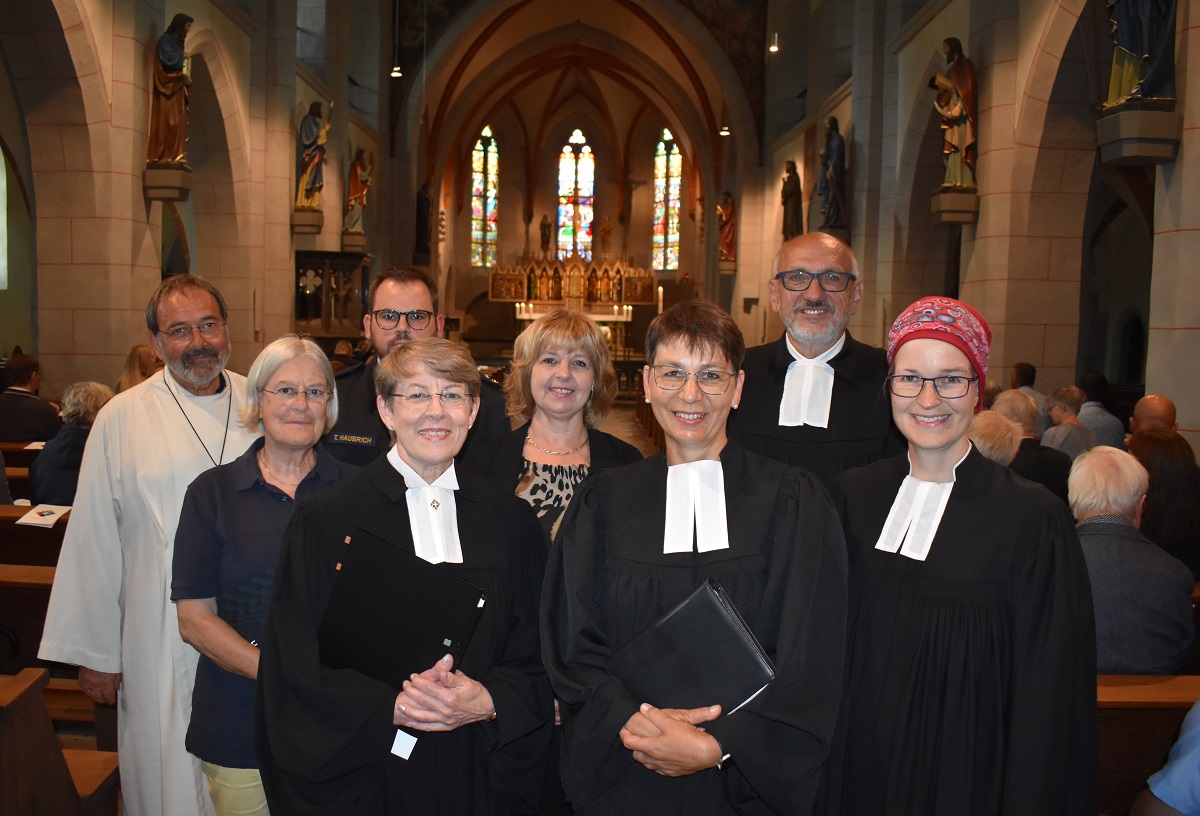 Pfarrerin Ulrike Braun-Steinebach (vorn links) wurde von Prpstin Sabine Bertram-Schfer (rechts daneben) aus dem aktiven Dienst entpflichtet. Segenworte gaben ihr whrend des Gottesdienstes mit (dahinter von rechts): Dekanin Kerstin Janott, Pfarrer i.R. Winfried Steinke, Notrztin Dr. Heike Wetzel-Schneider, Brand- und Katastrophenschutzinspekteur Tobias Haubrich, Notfallseelsorgerin Hildegard Dexelmann und Pastoralreferent Rainer Dmgen. (Fotos: Dekanat Nassauer Land/Matern)