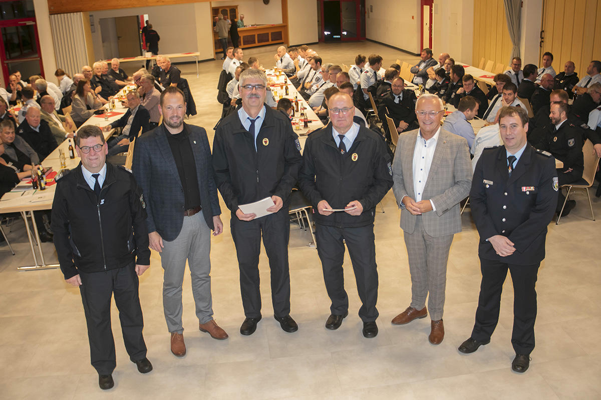 Von links: Andreas Schmidt, Manuel Seiler, die neuen Trger des Goldenen Ehrenzeichens Wolfgang Berg und Helmut Potschka, die weiteren Gratulanten Achim Hallerbach und Jrg Alfter. Alle Fotos: Feuerwehr VG Dierdorf/Wolfgang Tischler