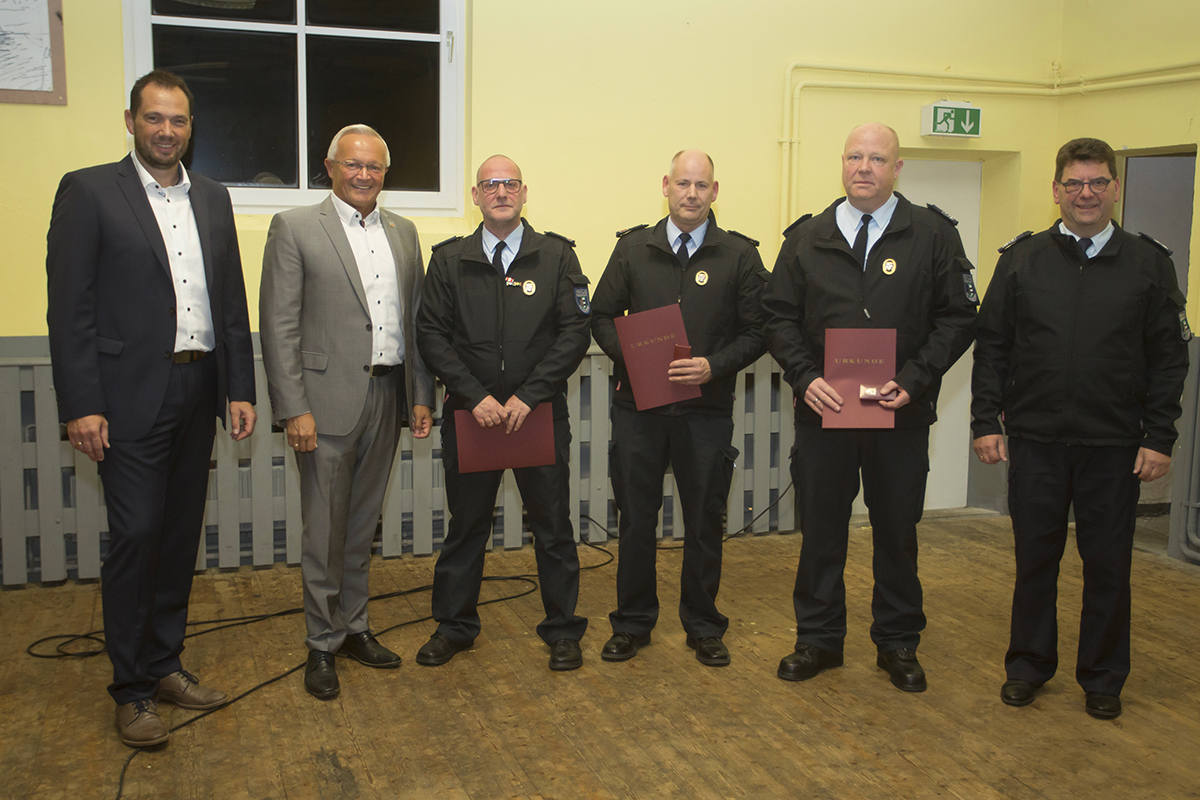 Sie wurden fr 35 Jahre Feuerwehrdienst geehrt. Fotos: Feuerwehr VG Dierdorf