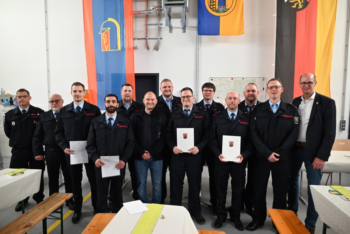 Gruppenbild mit den ernannten und geehrten Personen (Fotos: Lemgen/FW VG Bad H�nningen)