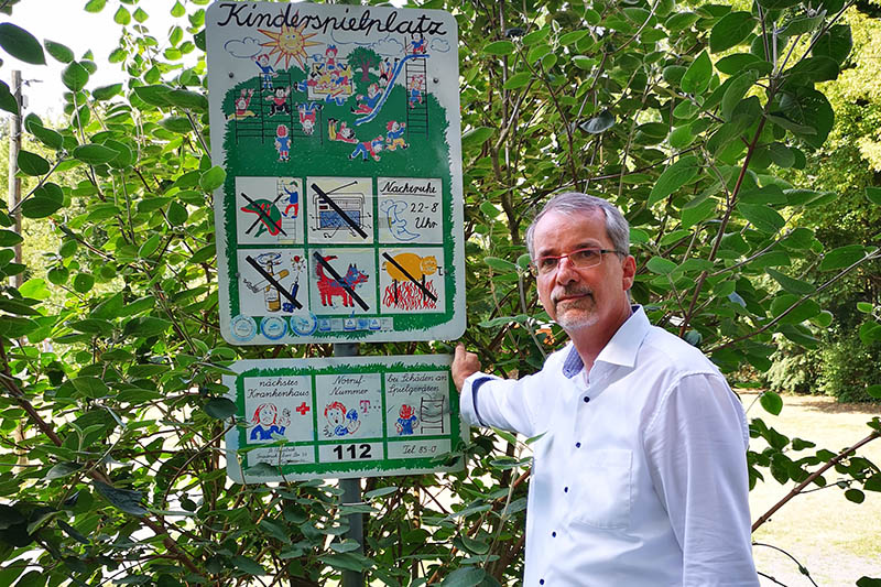 Sven Lefkowitz am Spielplatz an der der B 42. Foto: privat