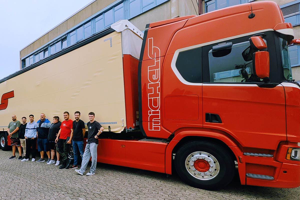 Die Schler der BS BKF 23 mit ihrem Lehrer Hunkler. Fotos: LES