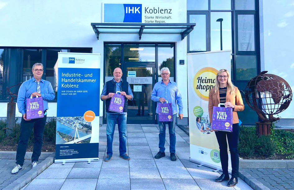 bergabe der Heimat Shoppen-Tten an die Werbegemeinschaften im Landkreis Neuwied durch IHK-Regionalgeschftsfhrerin Kristina Kutting. Foto: IHK Koblenz