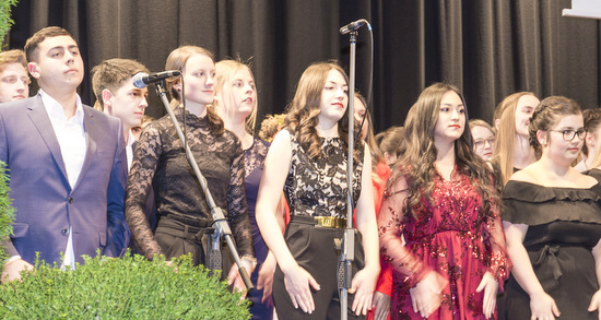 Der Abi-Chor interpretiert unter der Leitung von Franziska Arndt das italienische Lied Bella ciao. (Foto: Gymnasium Wissen)  