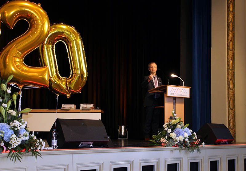 Brgermeister Otto Neuhoff gratuliert im Kursaal den Schlerinnen und Schlern des Sibis, die ihr Abitur bestanden haben. Foto: privat