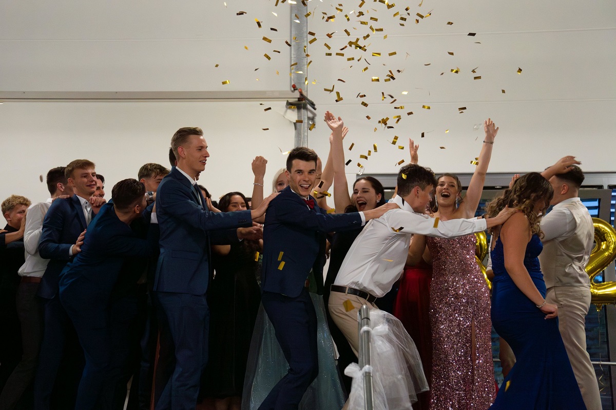 Ausgelassene Freude nach der Zeugnisvergabe. (Fotos: privat)