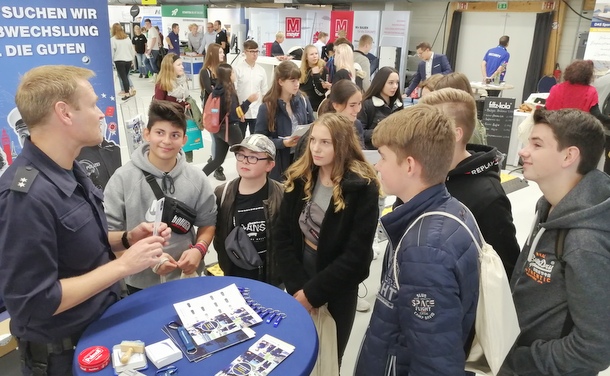 Stndig umlagert auf der diesjhrigen Abom war der Stand der Bundespolizei. (Foto: hak)