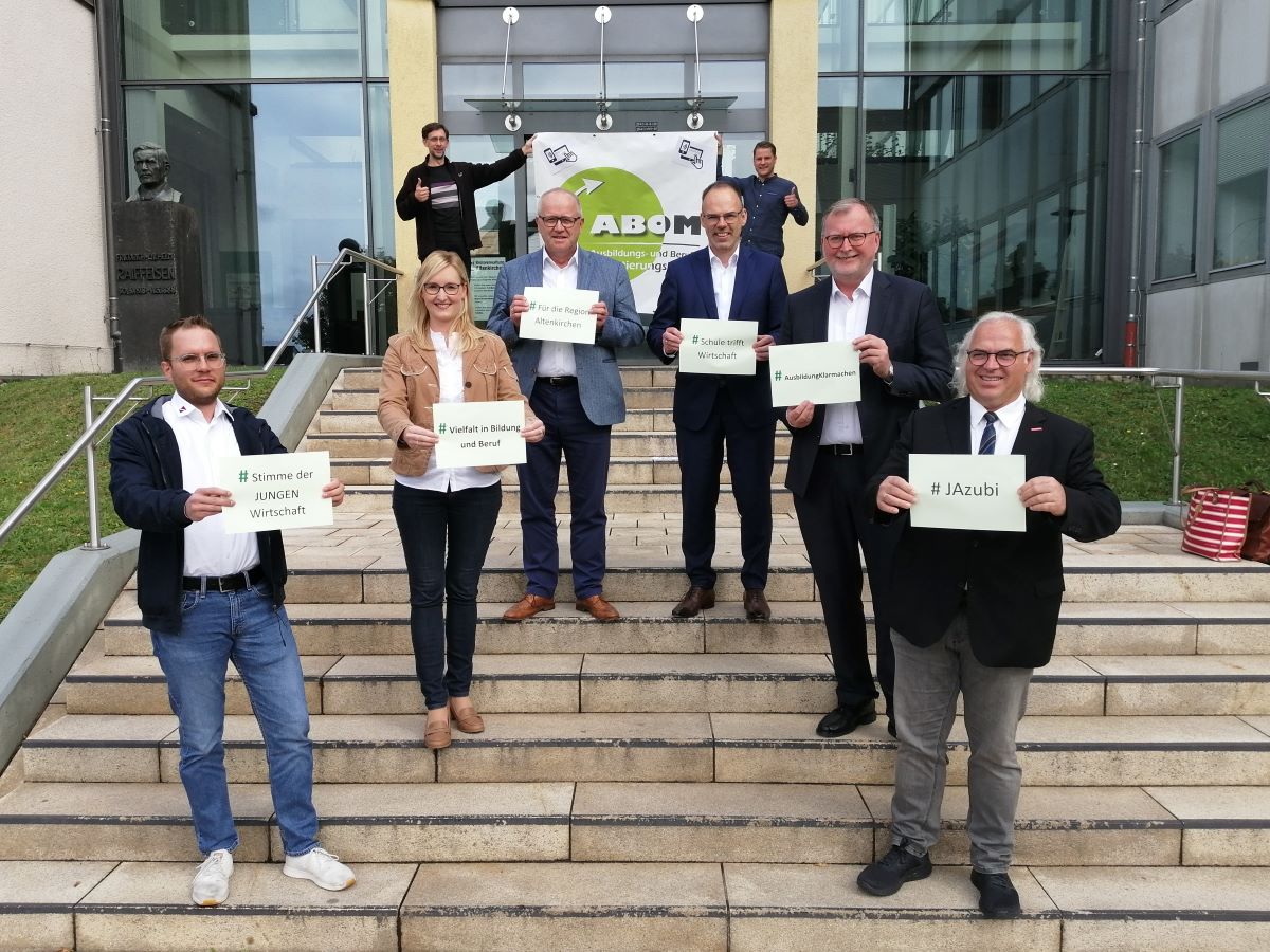 Auf ein gutes Gelingen der digitalen "ABOM" im November freuten sich am Rande eines Pressegesprchs die Organisatoren auf den Stufen des Altenkirchener Kreishauses. (Foto: Archiv/vh)