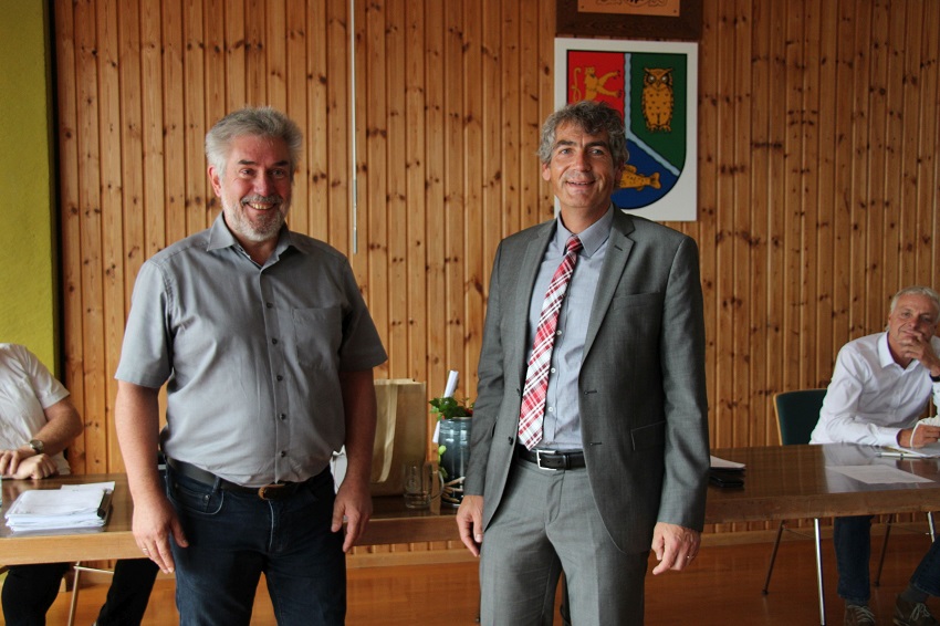 Im Kreis des Hammer Verbandsgemeinderats, der im Brgerhaus Etzbach tagte, verabschiedete Brgermeister Dietmar Henrich (rechts) den langjhrigen Werkleiter Hans-Joachim Greb. (Foto: Patt)