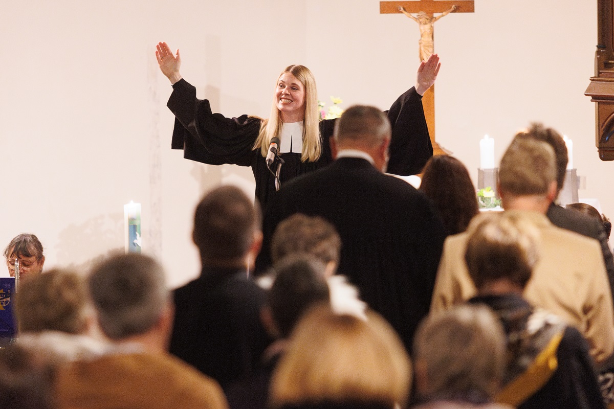 Zum Abschied gibt Pfarrerin Lisa Tumma ihrer Gemeinde den Segen mit auf den Weg. (Foto: privat)