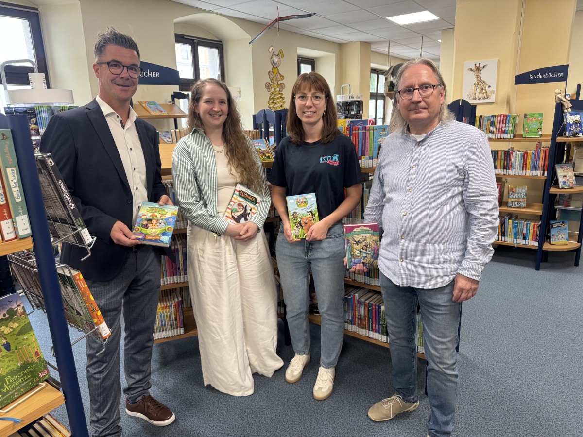 V.l.: B�rgermeister Peter Jung, stellvertretende Stadtbibliotheksleiterin Anna Lenz, Hannah Schmillen vom Neuwieder KiJub und Bibliotheksleiter Volker Tr�mper.
Foto: Teofil Abu-Mansur