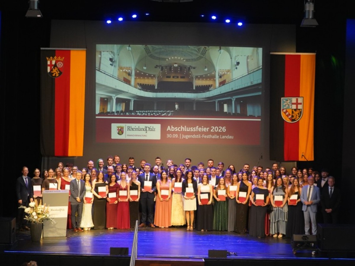 98 frisch ausgebildete Finanzwirte haben erfolgreich ihre Ausbildung abgeschlossen. Darunter befinden sich 70 Nachwuchskr�fte f�r die rheinland-pf�lzische Steuerverwaltung, 24 f�r das Saarland und vier f�r das Bundeszentralamt f�r Steuern. (Foto: Landesfinanzschule Rheinland-Pfalz)