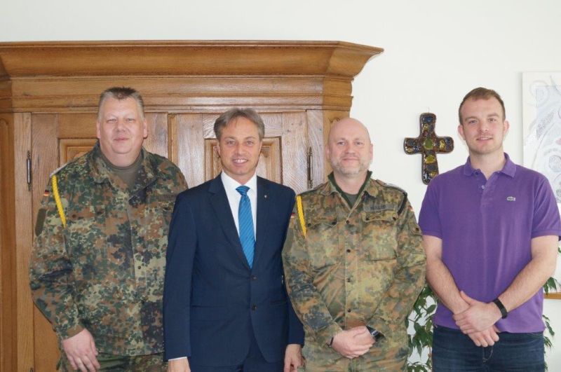 Von links nach rechts Oberstabsfeldwebel Tillmann, Brgermeister Michael Merz, Stabsfeldwebel Stefan Mller, sowie Mitarbeiter Patrick Weyer, der gemeinsam mit Herrn Tillmann verwaltungsseitig in den vergangenen Jahren die Seniorennachmittage der Stadt und Verbandsgemeinde Ransbach-Baumbach organisierte.