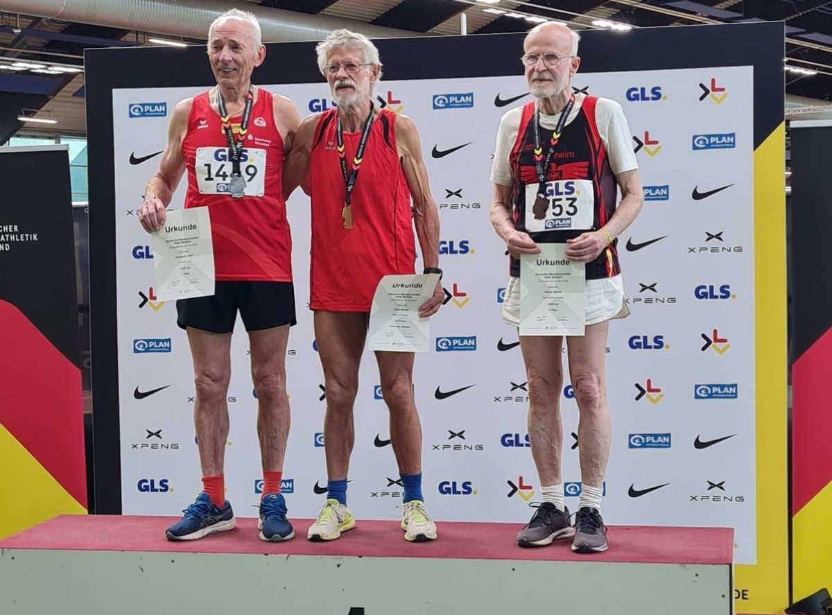 Das Siegerpodest nach dem 200-Meter-Lauf (von links): Friedhelm Adorf, Ulrich Becker und Werner Wetzel. (Foto: privat)       