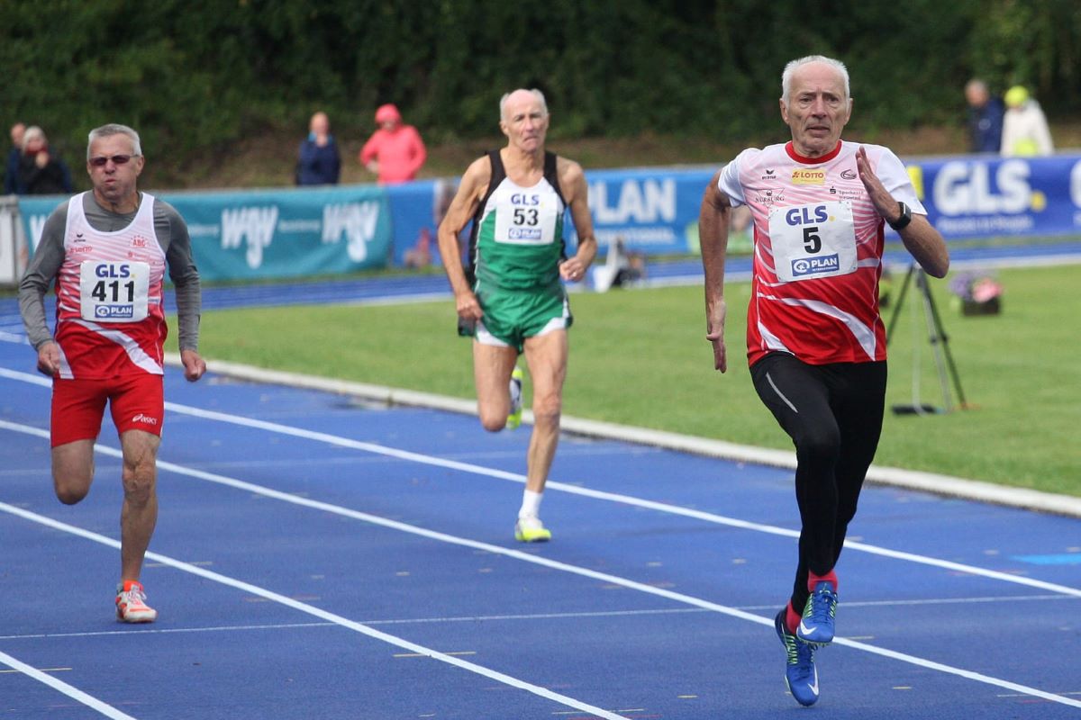 Von der Spitze laufend, sicherte sich Friedhelm Adorf auch ber 200 Meter den Titel in Erding. (Foto: privat)