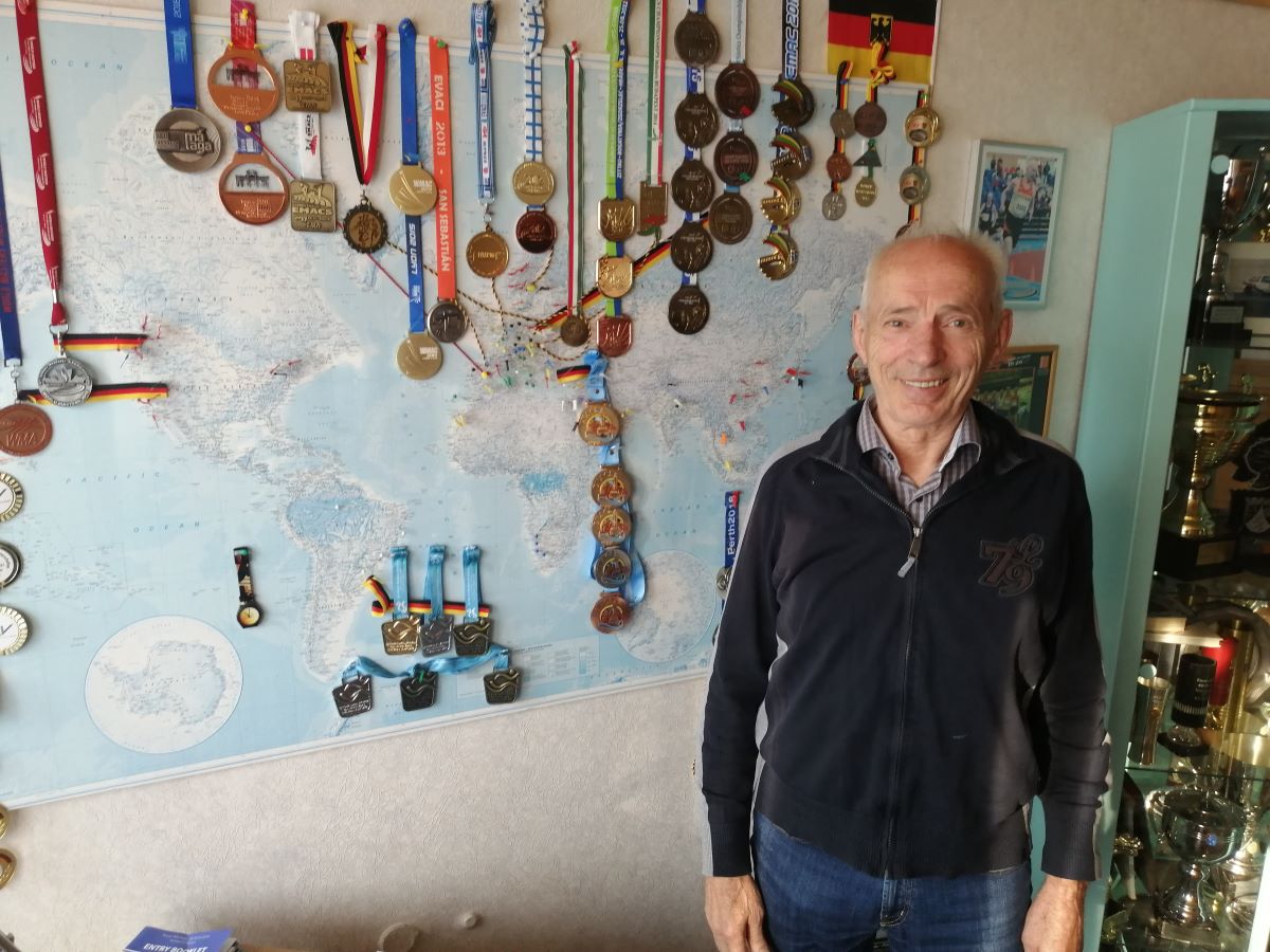 In den Jahren, seit Friedhelm Adorf sich der Leichtathletik verschrieben hat, sind zahlreiche Medaillen und Pokale zusammengekommen. (Foto: vh)
