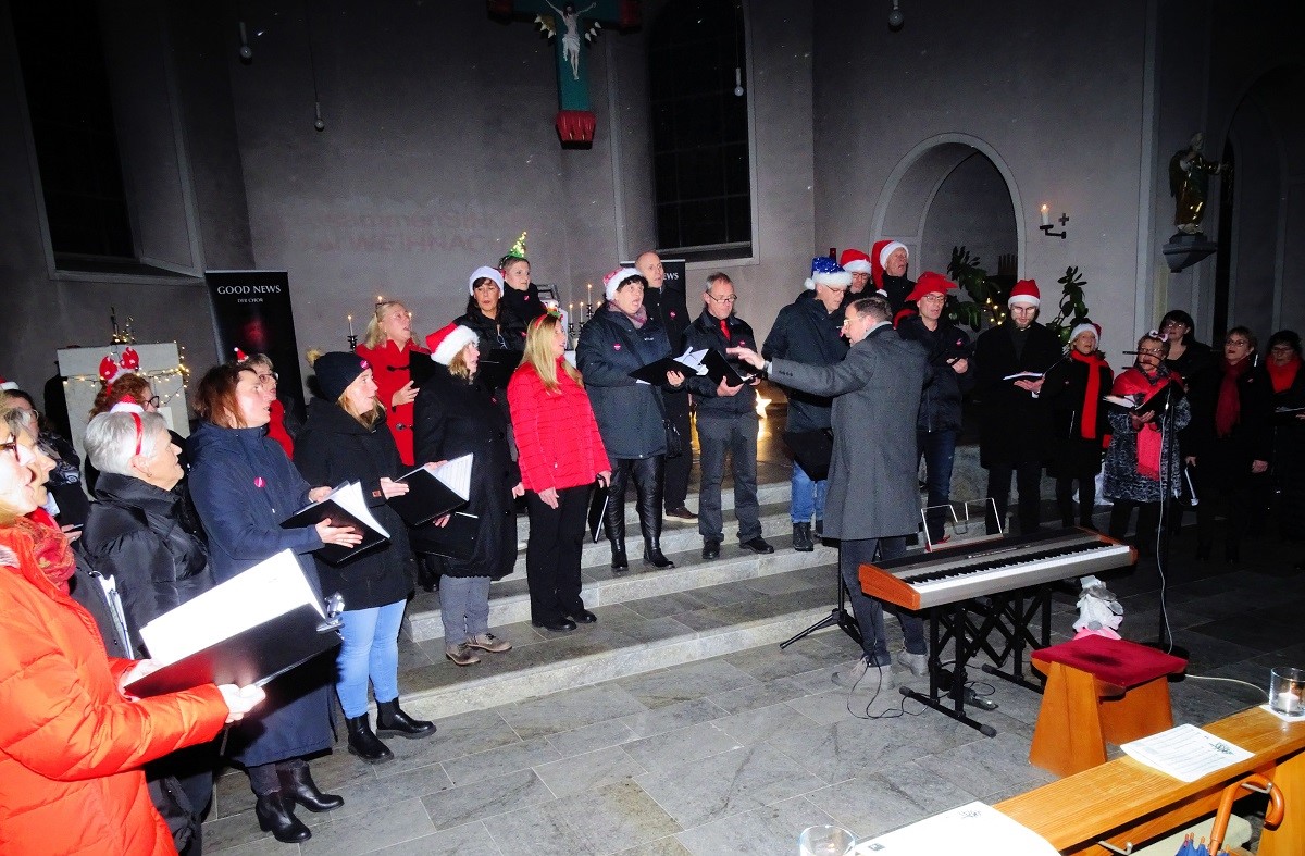 Der Chor „Good News“ schaffte es mit dem Advent-Mitsing-Konzert, trotz kalter Temperaturen Wärme in die Herzen des Publikums zu verbreiten. (Fotos: Willi Simon)