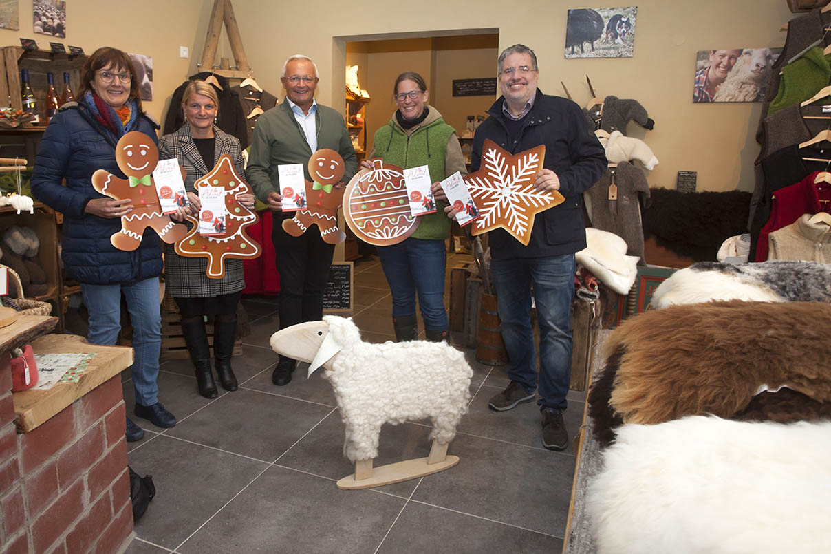 Die Produkte des Butzelhof stehen am 11. Dezember im Mittelpunkt des adventlichen Stelldicheins in Windhagen-Hohn. Darauf freuen sich (von links) Irmgard Schrer (Naturpark Rhein-Westerwald), Sandra Kster (Wir Westerwlder), Landrat Achim Hallerbach, Tina Haus (Naturgenuss-Erzeuger Butzelhof) und Jrg Hohenadl (Wirtschaftsfrderung Landkreis Neuwied). Foto: Wolfgang Tischler
