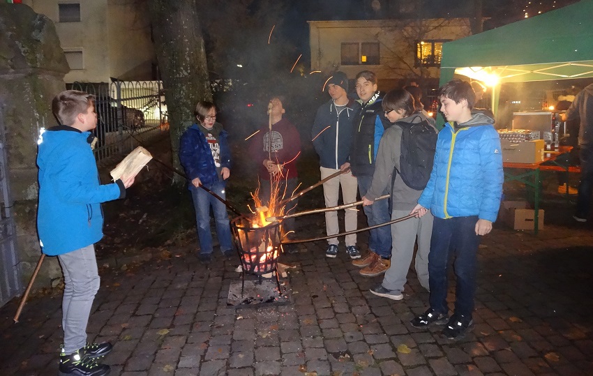 Beim Adventsfestival herrschte auch rund um die ev. Kirche Betzdorf lebhaftes Treiben wie hier beim Stockbrotbacken. (Foto: Cornelia Stssel)