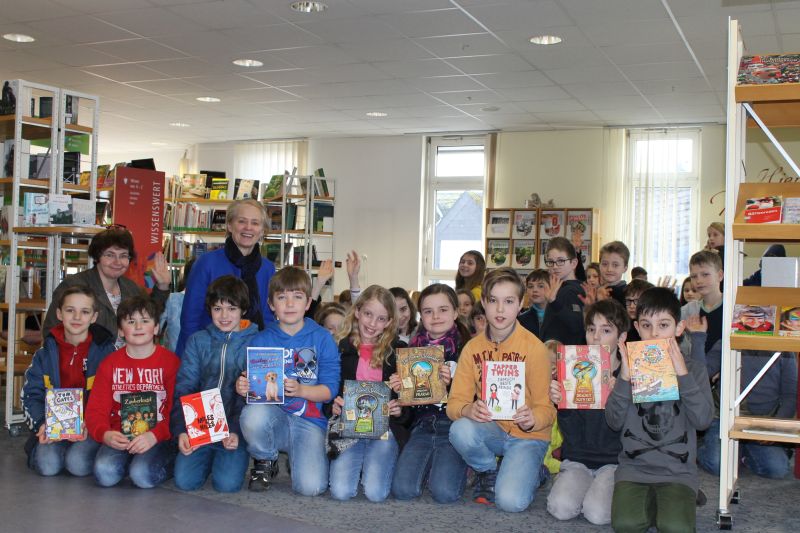 Die stolzen Gewinner mit Bibliothekleiterin Klaudia Zude (links) und Stadtbrgermeisterin Gabi Wieland. Foto: Kreisverwaltung Montabaur