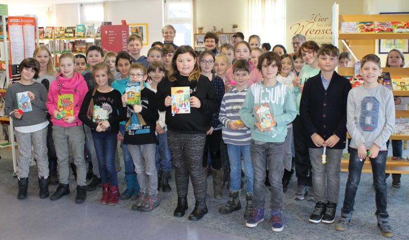 Die Schler freuen sich ber ihren Gewinn. Mit ihnen freuten sich Bibliotheksleiterin Klaudia Zude, Stadtbrgermeisterin Gabi Wieland (links) sowie die Klassenlehrerinnen Jutta Dickopf und Christiane Kobiela. Fotos: privat