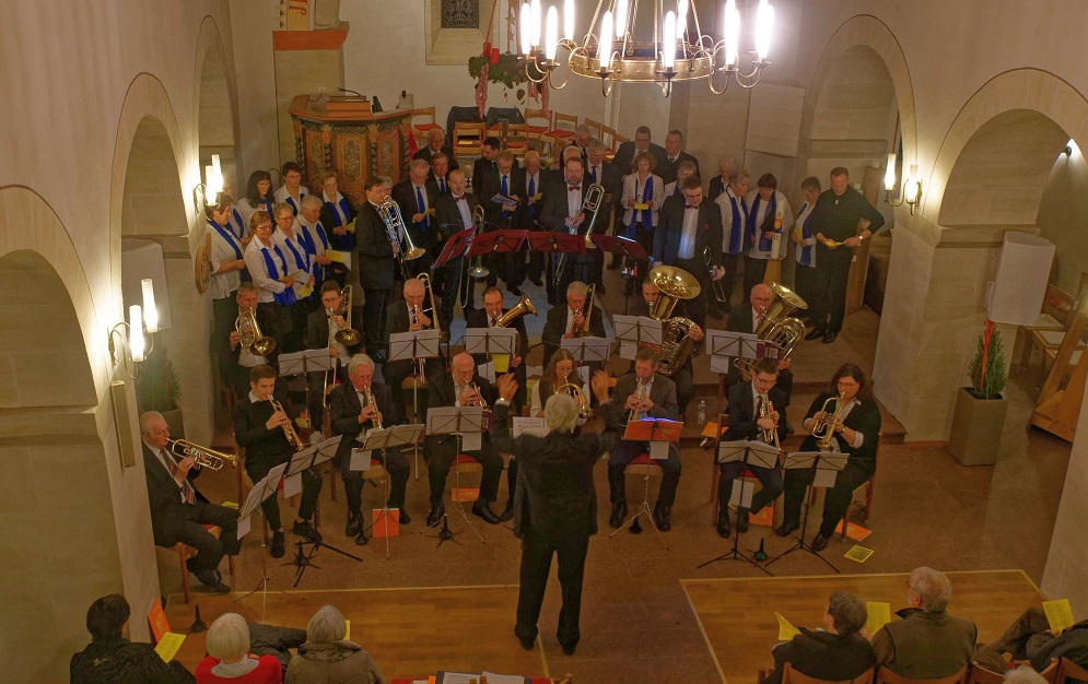 Kirchen und Posaunenchor, zusammen mit dem Posaunenquartett opus4, beim Adventskonzert des letzten Jahres. (Foto: Kirchengemeinde Birnbach)