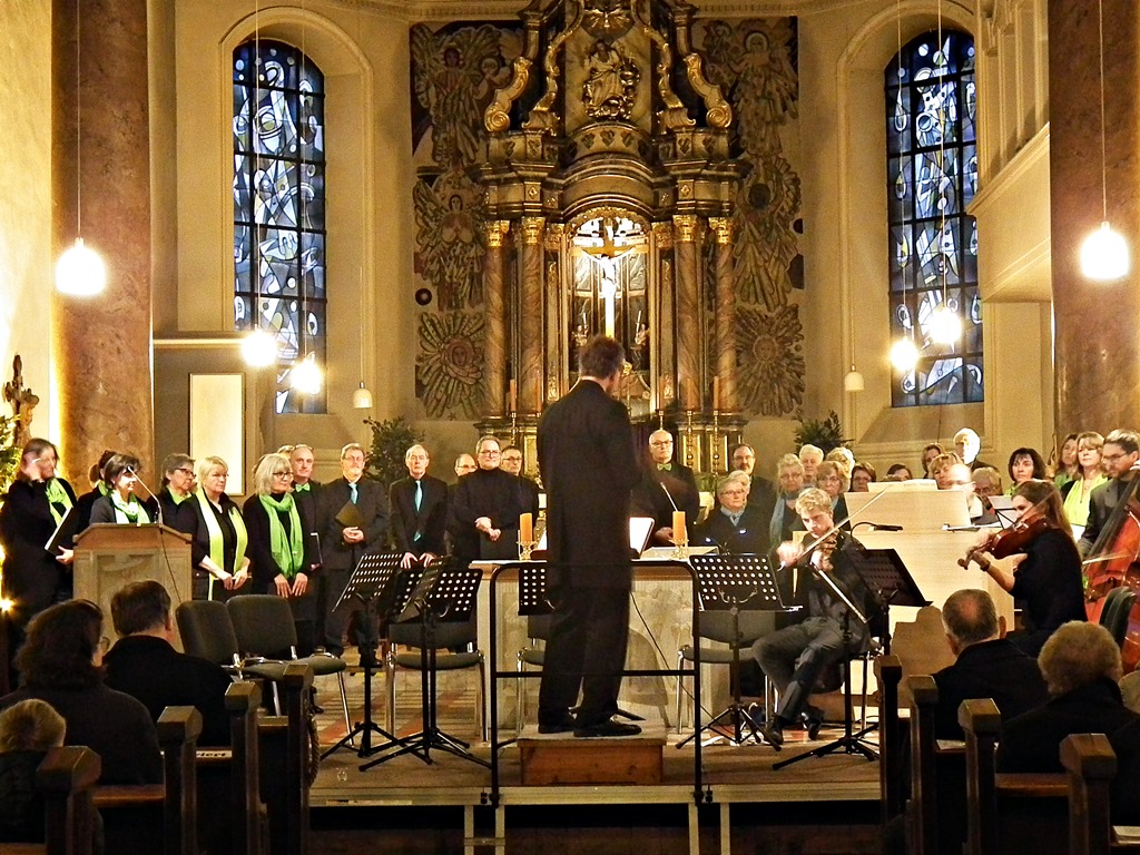 Andreas Auel dirigierte den 80-kpfigen Chor und das Musiker-Ensemble beim Adventskonzert in der Pfarrkirche Wissen. Fotos: Regina Steinhauer 