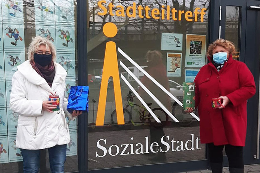 Soziale Stadt Neuwied - Ehrenamtliche verteilten Adventspäckchen