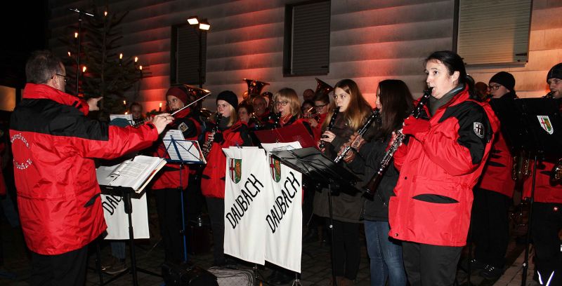 Am dritten Adventssonntag lsst das Blasorchester Daubach den Advent direkt vor den Haustren der Daubacherinnen und Daubacher erklingen. Foto: privat